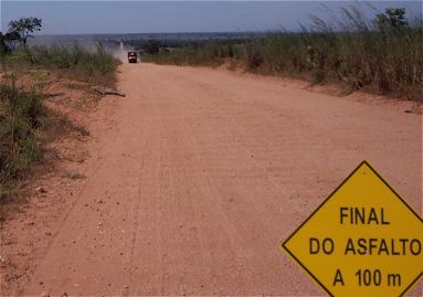 Het overgrote deel van de wegen in Brazili is geasfaleerd. Maar af en toe is er een stuk onverhard
